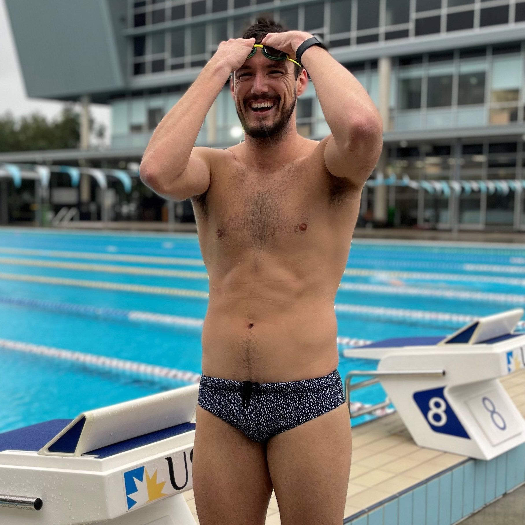 swimmer putting on goggles